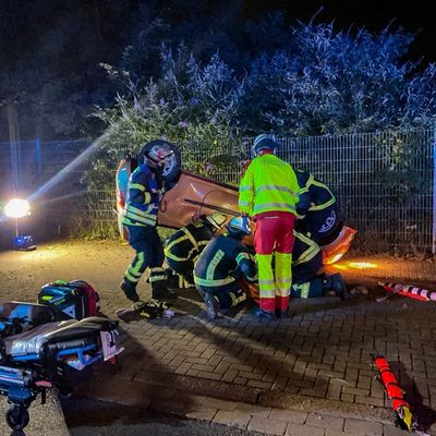 FW-DO: Fahrer nach Überschlag in Fahrzeug eingeschlossen - Feuerwehr befreit Verletzten