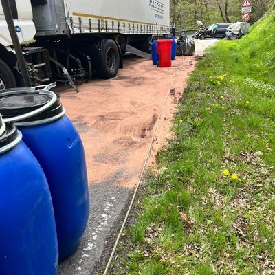 FW VG Asbach: Verkehrsunfall zwischen LKW und PKW auf der L255 / eine Person schwerverletzt