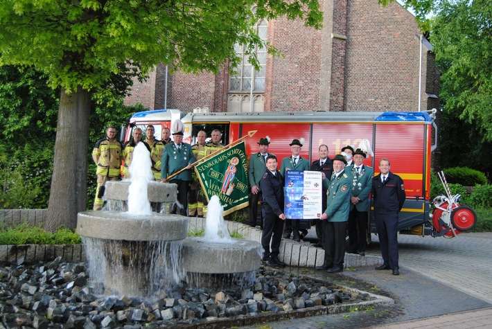 FW Alpen: Blaulicht meets Brunnenfest - 100 Jahre Feuerwehr Einheit Veen