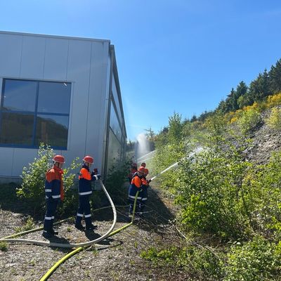 FW-OE: Jugendfeuerwehr übt den Ernstfall bei Gerätebau Linn in Lennestadt-Oedingen