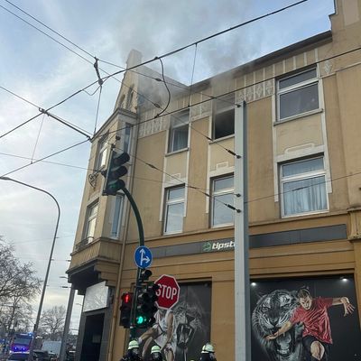 FW-E: Küchenbrand in Mehrfamilienhaus - E-Herd in Brand geraten