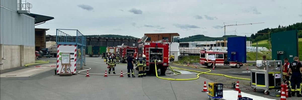FW-OE: Feuer in holzverarbeitendem Betrieb in Lennestadt-Oedingen - Über 60 Einsatzkräfte im Einsatz