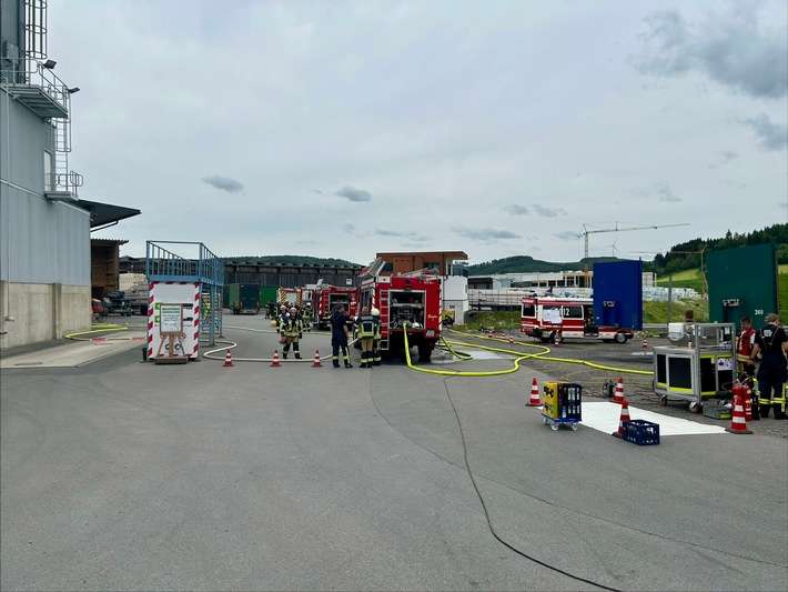 FW-OE: Feuer in holzverarbeitendem Betrieb in Lennestadt-Oedingen - Über 60 Einsatzkräfte im Einsatz
