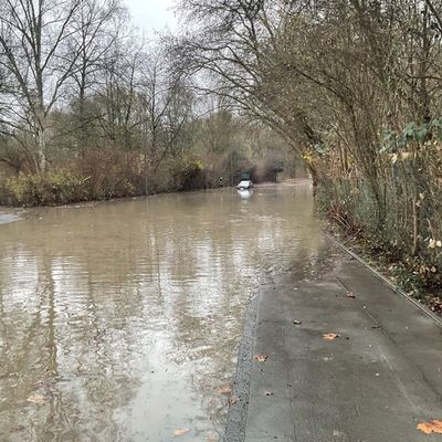 FW-DO: Wasserrohrbruch an der Rüschebrinkstraße - PKW bleibt im Wasser stecken