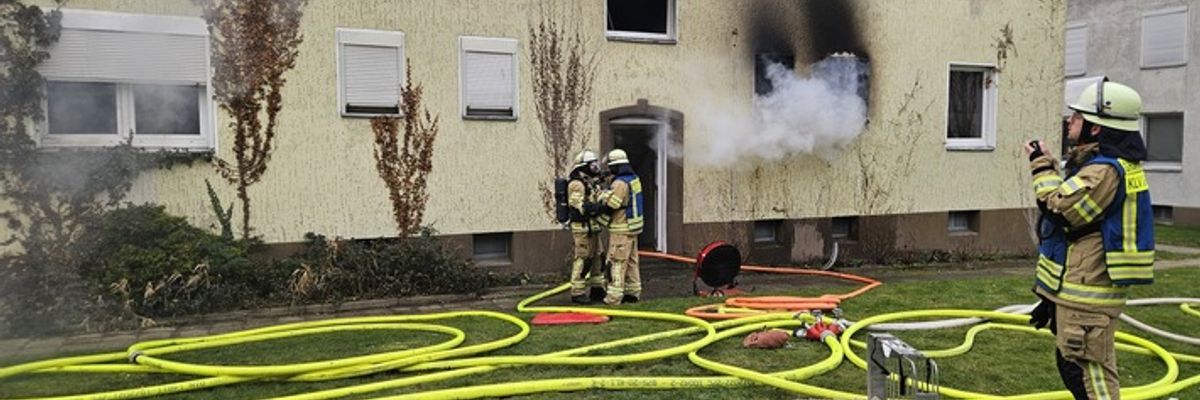 FW-KLE: Ausgedehnter Wohnungsbrand - Flammen schlagen aus Fenstern