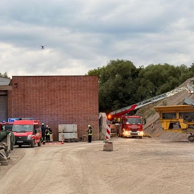 FW-AR: Löschzug Neheim trainiert Rettung mehrerer vermisster Personen - Drohnentechnik unterstützt Übung auf Firmengelände