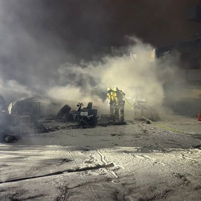 FW-E: Feuer auf Firmengelände - Brennende LKW-Reifen im Industriehafen
