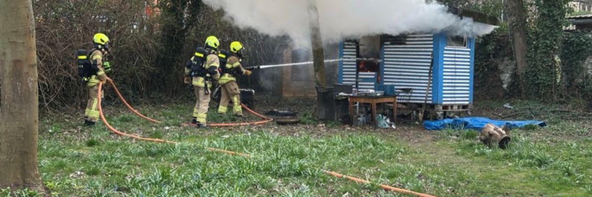 FW Paderborn: Brennender Holzschuppen im Bereich des Busdorfwalls