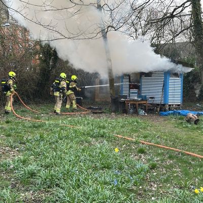 FW Paderborn: Brennender Holzschuppen im Bereich des Busdorfwalls