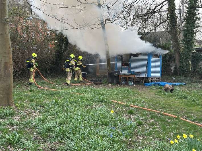 FW Paderborn: Brennender Holzschuppen im Bereich des Busdorfwalls