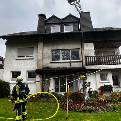 FW Ense: Schnelles Eingreifen der Feuerwehr verhindert Brandausbreitung / Erster Realeinsatz der neuen Drehleiter