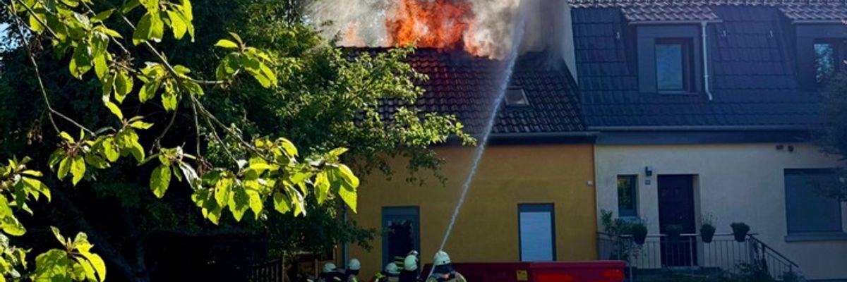 FW-EN: Dachstuhlbrand - Feuerwehr Hattingen verhindert Übergreifen der Flammen
