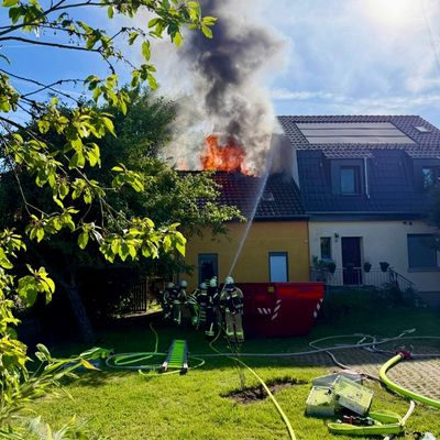 FW-EN: Dachstuhlbrand - Feuerwehr Hattingen verhindert Übergreifen der Flammen