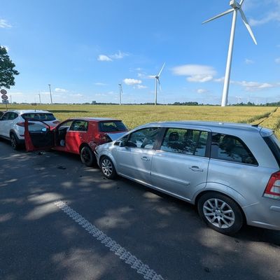 FW-KLE: Verkehrsunfall mit mehreren Fahrzeugen - auslaufende Betriebsstoffe auf der Uedemer Straße