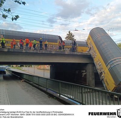 FW-M: Güterwaggons stürzen nach Kollision ab (Milbertshofen)