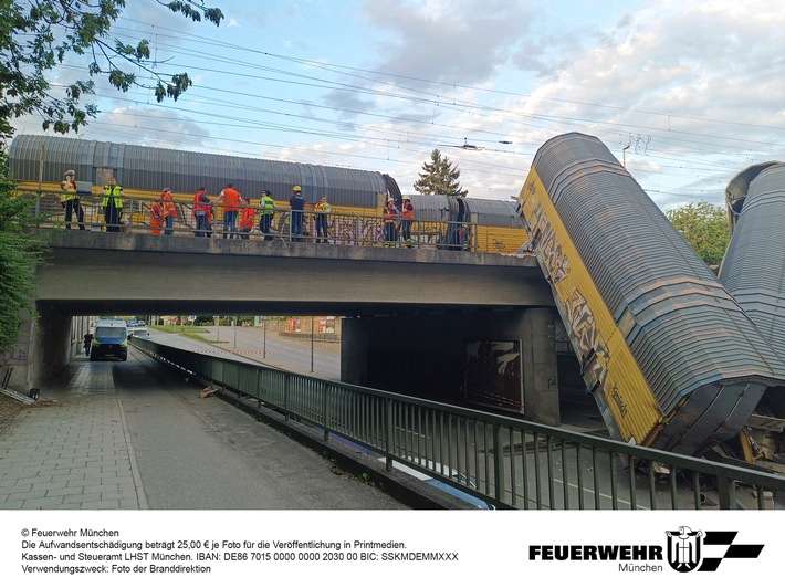FW-M: Güterwaggons stürzen nach Kollision ab (Milbertshofen)