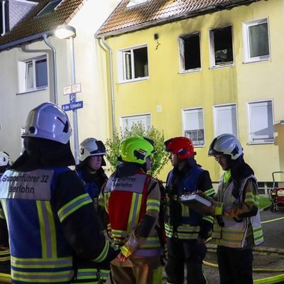 FW-MK: Wohnungsbrand in Hennen - Feuerwehr rettet Bewohnerin über tragbare Leiter