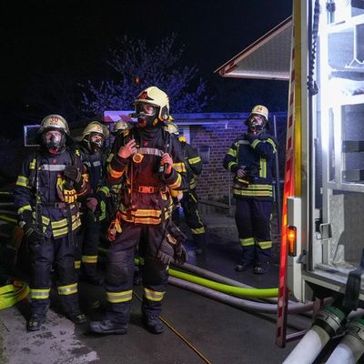 FW Hagen: Brand auf Campingplatz, Großeinsatz für Berufs- und Freiwillige Feuerwehr