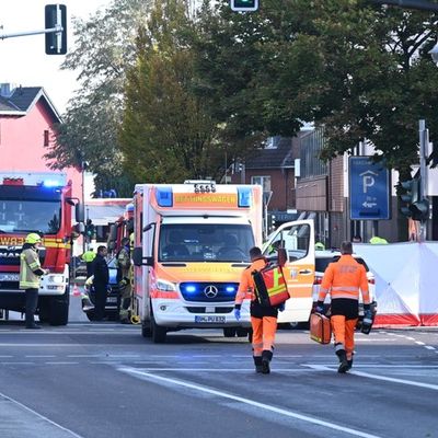 FW Pulheim: Fußgänger schwer verletzt