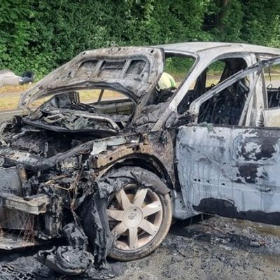 FW Dinslaken: Nachmeldung und Einsatzfotos zur Pressemeldung: Feuerwehr rückt zum Fahrzeugbrand, auslaufende Betriebsmittel und Kampfmittelfund aus