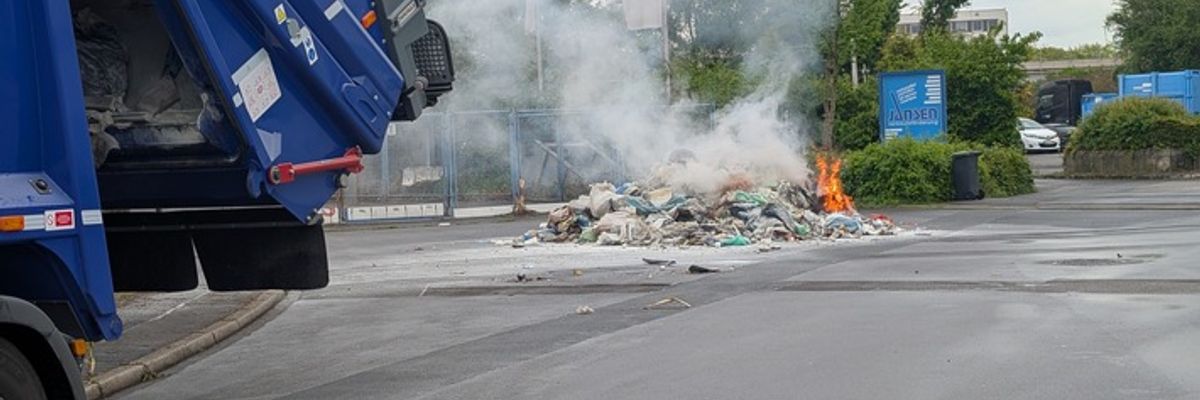FW-MH: Brennendes Müllfahrzeug fordert die Einsatzkräfte