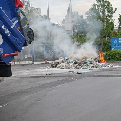 FW-MH: Brennendes Müllfahrzeug fordert die Einsatzkräfte