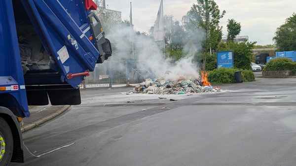 FW-MH: Brennendes Müllfahrzeug fordert die Einsatzkräfte