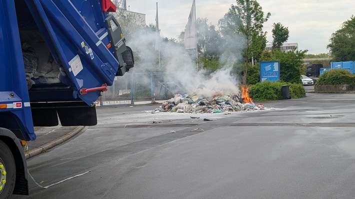 FW-MH: Brennendes Müllfahrzeug fordert die Einsatzkräfte