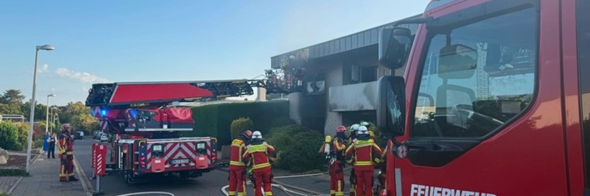 FW Düren: Wohnungsbrand in Düren - Zwei Personen von Balkon gerettet