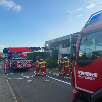 FW Düren: Wohnungsbrand in Düren - Zwei Personen von Balkon gerettet