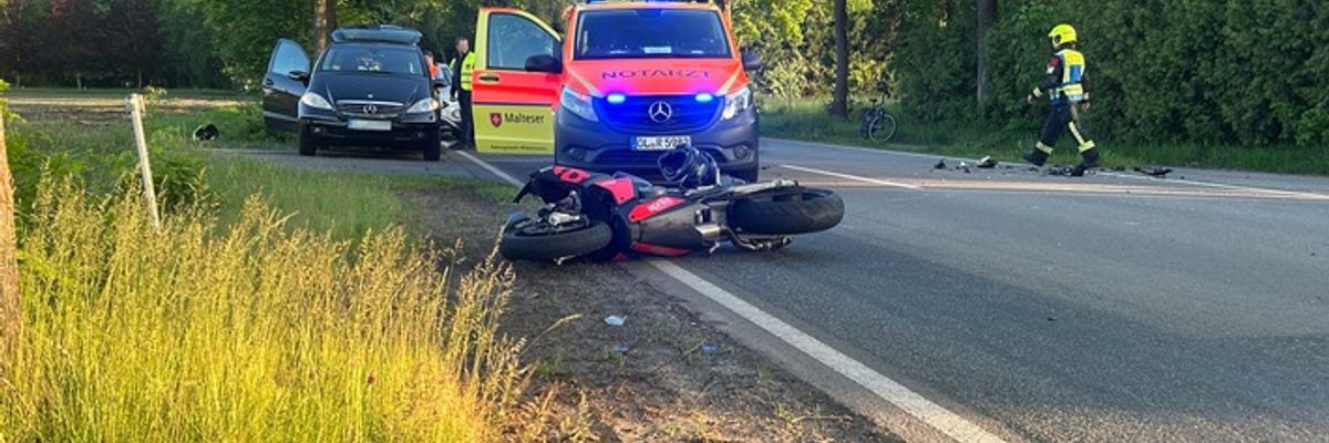 FW-OLL: Verkehrsunfall mit Motorrad und Trecker in Altmoorhausen - Motorradfahrer verletzt