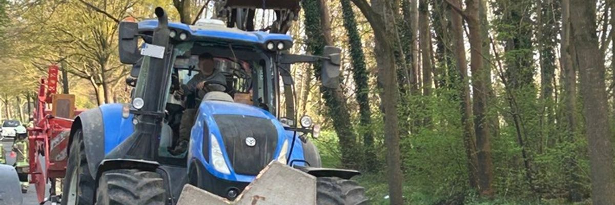 Feuerwehr Kalkar: Alleinunfall mit Traktorgespann in Wissel