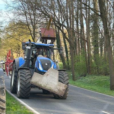 Feuerwehr Kalkar: Alleinunfall mit Traktorgespann in Wissel