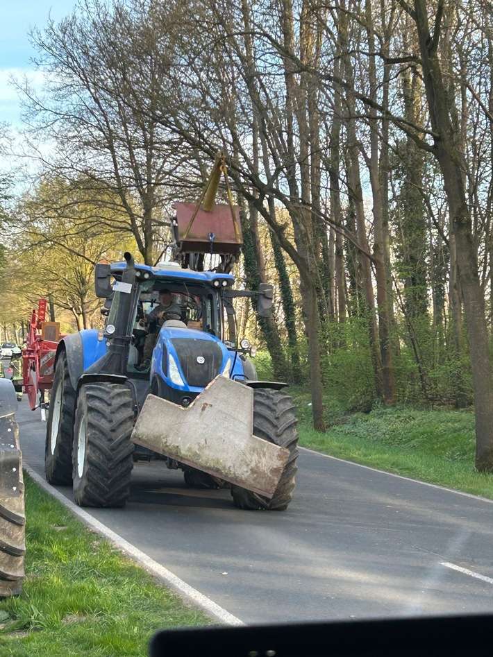 Feuerwehr Kalkar: Alleinunfall mit Traktorgespann in Wissel