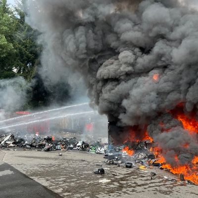 FW-AR: Brand in Recyclingbetrieb - Starke Rauchentwicklung, ein Mitarbeiter verletzt