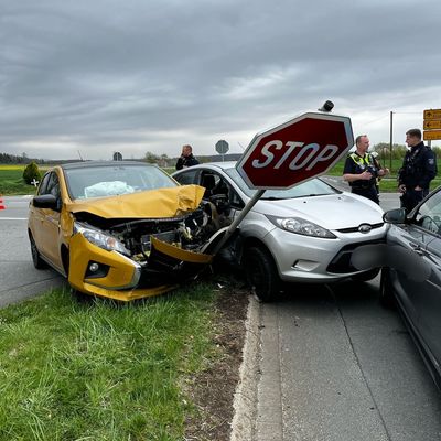FW Ense: Verkehrsunfall auf Bittinger Haarweg / Fahrzeuge kollidieren auf Kreuzung