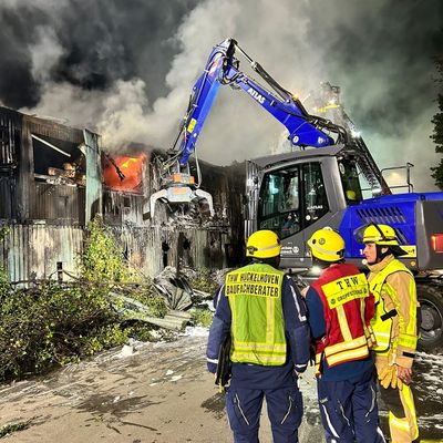 FW Grevenbroich: Feuerwehr Grevenbroich - Folgemeldung: Großbrand im Industriegebiet Ost, KFZ-Betrieb ausgebrannt, Übergreifen auf Schrottplatz verhindert, 150 Retter im Einsatz, Einsatzdauer weiter unbestimmt