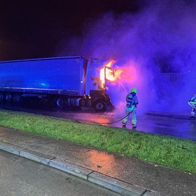 FW-BOT: FW-BOT: Einsatz an Tankstelle -LKW in Vollbrand
