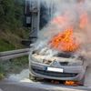 FW Stuttgart: Vollbrand eines PKW auf der Bundesautobahn A8