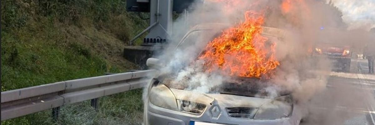FW Stuttgart: Vollbrand eines PKW auf der Bundesautobahn A8