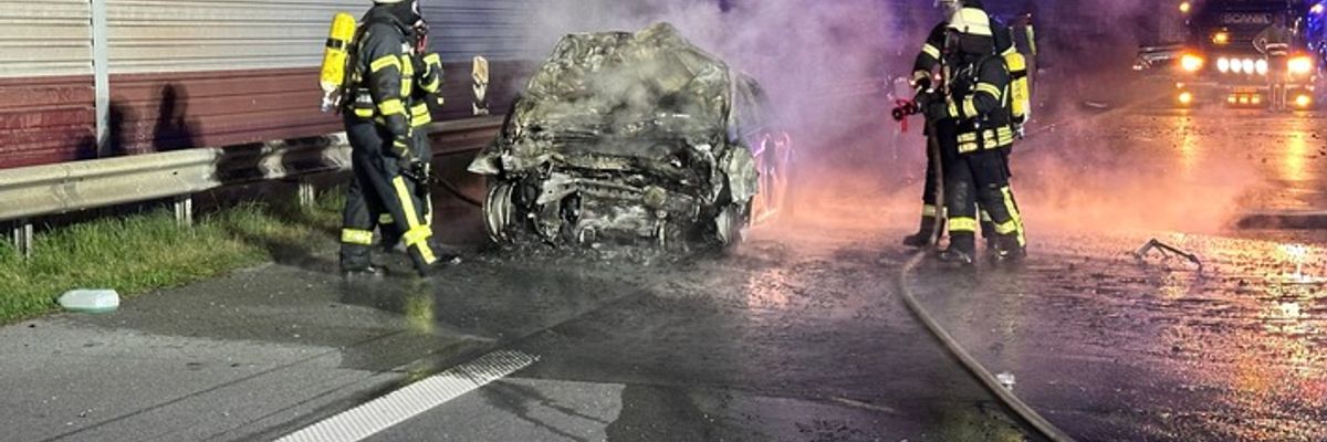 FW-ROW: Schwerer Verkehrsunfall mit brennendem Pkw
