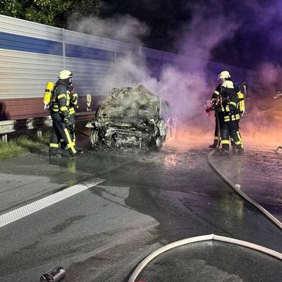 FW-ROW: Schwerer Verkehrsunfall mit brennendem Pkw