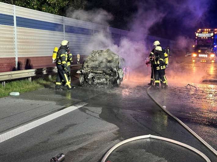FW-ROW: Schwerer Verkehrsunfall mit brennendem Pkw