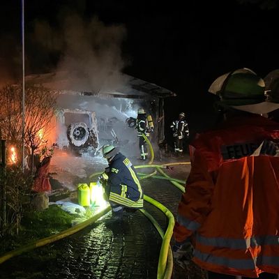 FW Lüchow-Dannenberg: +++ Einsatzreiche Silvesternacht für die Feuerwehren in Lüchow-Dannenberg +++ Wohnhäuser in Gefahr +++ Wohnhaus in Zernien unbewohnbar +++ Feuerwehr bis in die Mittagsstunden im Einsatz +++