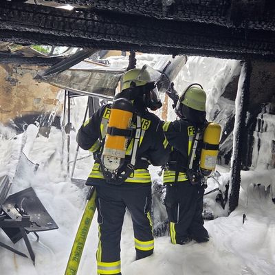 FW Lüchow-Dannenberg: +++ brennender Schuppen breitet sich auf Wohnhaus aus +++ Bewohner können sich unverletzt in Sicherheit bringen +++ Über 100 Feuerwehrleute im Einsatz +++
