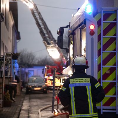 FW LK Neunkirchen: Rauchsäule weist Feuerwehr den Weg - Mehrparteienhaus nach Brand unbewohnbar