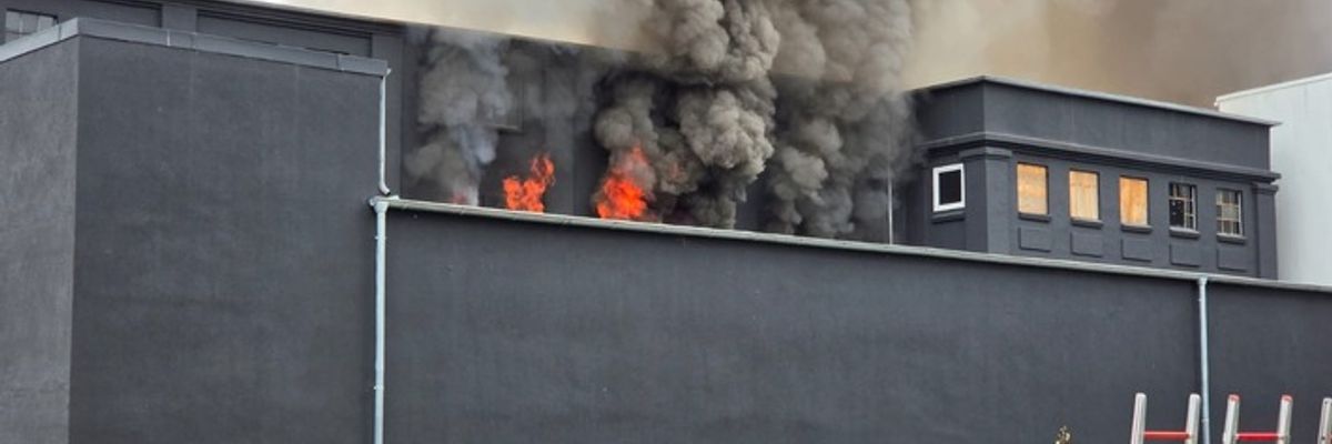 FW Neumünster: Großbrand in Lagerhallenkomplex - rund 58-stündiger Großeinsatz mit etwa 300 Kräften