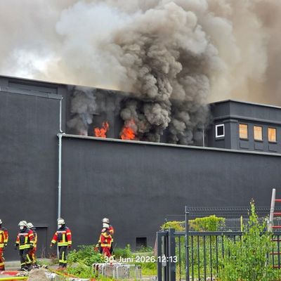 FW Neumünster: Großbrand in Lagerhallenkomplex - rund 58-stündiger Großeinsatz mit etwa 300 Kräften