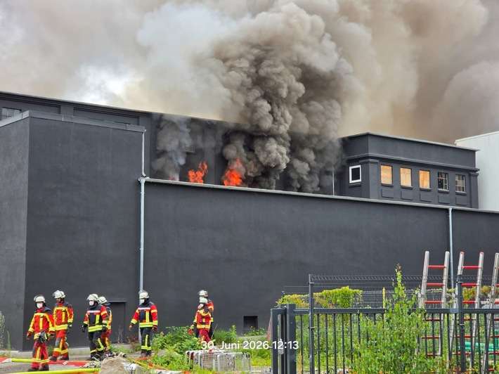 FW Neumünster: Großbrand in Lagerhallenkomplex - rund 58-stündiger Großeinsatz mit etwa 300 Kräften