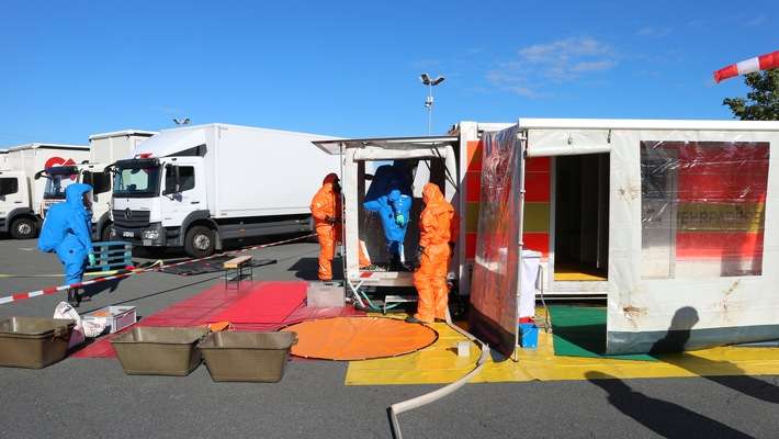 FW Paderborn: Gefahrstoffaustritt bei Verladetätigkeiten - 16 Betroffene